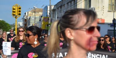 FOTOS: caminhada da Rede de Atenção à Mulher mobiliza muitas pessoas no centro de Camaquã