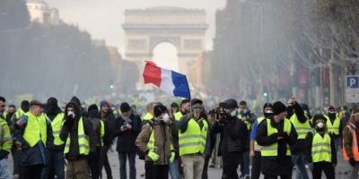 Manifestantes protestam contra aumento de combustível em Paris