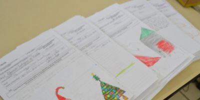 Cartinhas do Papai Noel dos Correios esperam por adoção