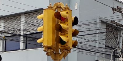 Está queimada a placa de sincronismo da sinaleira da esquina democrática  de Camaquã
