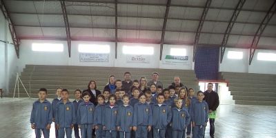 Brigada Mirim de Canguçu recebe abrigos e camisetas patrocinados por empresa local