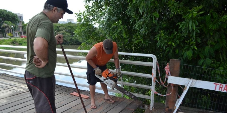 Camaquã: passarela da ponte sobre o Arroio Duro recebe manutenção
