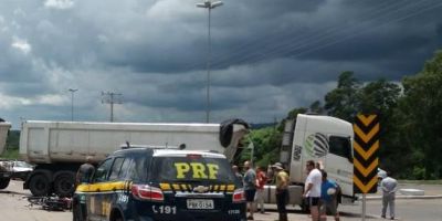 Dois motociclistas morrem ao atingir caminhão em Butiá