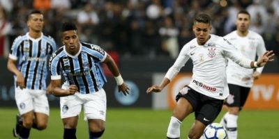 Grêmio corre atrás da vaga direta na Libertadores diante do Corinthians