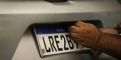 Contran faz mudanças nas placas modelo Mercosul. Saem brasões de estado e município