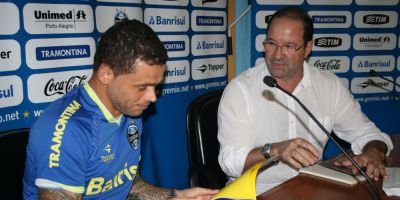 Jorge Martins presenteia o jogador Edinho com seus livros