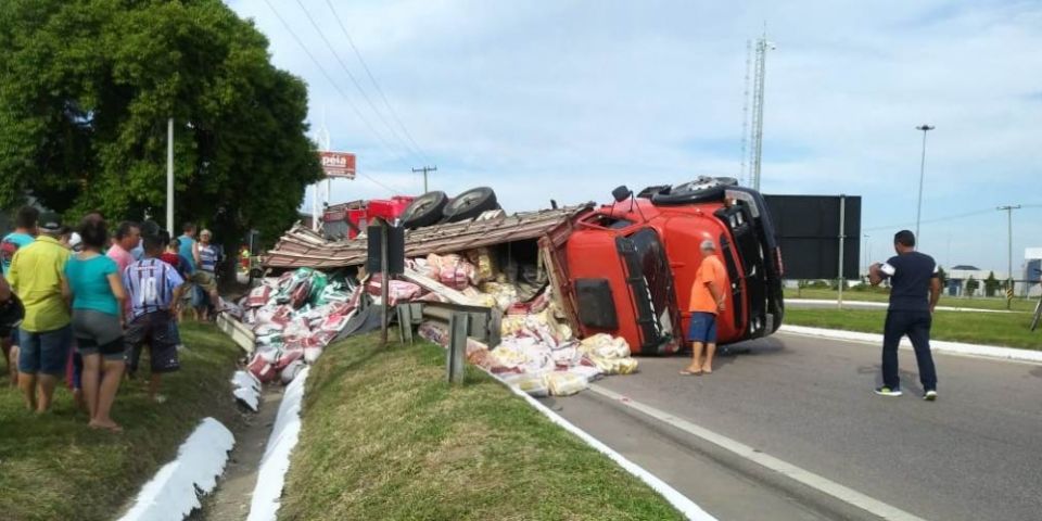 Caminhão tomba na BR-116, no trevo de acesso sul de Camaquã