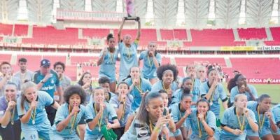 Grêmio vence Gre-Nal nos pênaltis e é campeão gaúcho de futebol feminino