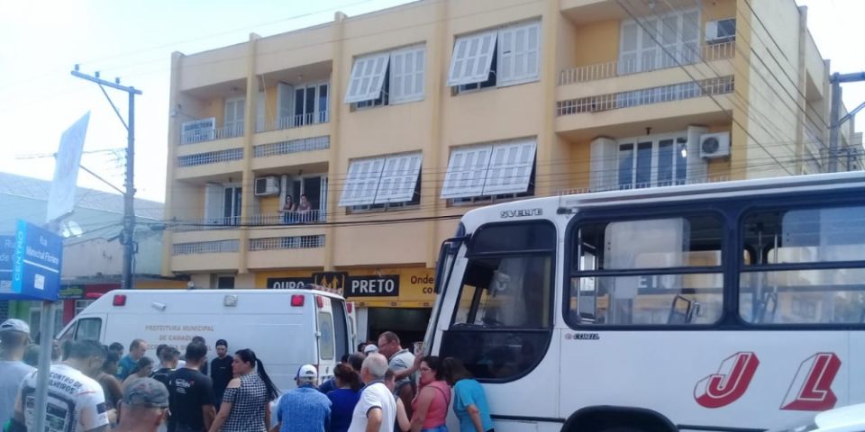 VÍDEO: acidente entre moto e ônibus deixa motociclista gravemente ferido em Camaquã 