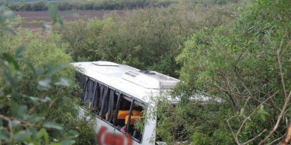 Ônibus de excursão escolar sofre acidente na BR 472