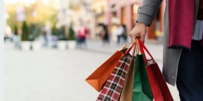 Dois em cada dez consumidores gastam mais do que podem nas compras de Natal, aponta pesquisa CNDL/SPC Brasil