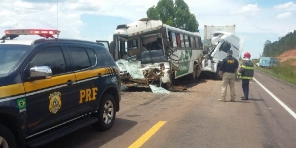 Acidente entre ônibus e caminhões deixa feridos na BR-116, entre Sentinela do Sul e Barra