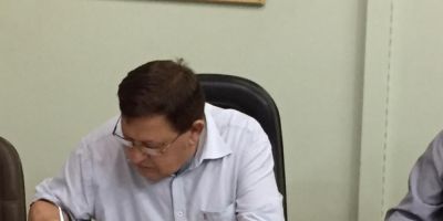 Prefeito Ivo assina contrato de aquisição de equipamentos para usina asfáltica em Camaquã