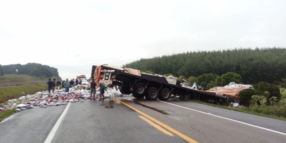 Motorista morre e outro fica ferido em acidente entre dois caminhões na BR-116, em Cristal
