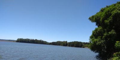 Jovem de 22 anos estava com amigos quando desapareceu nas águas da barragem