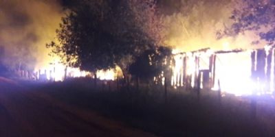 Incêndio destrói três moradias no interior de Tapes