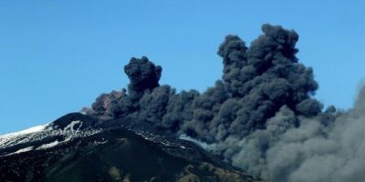 MUNDO: vulcão Etna entra em erupção na Itália e fecha aeroporto na Sicília