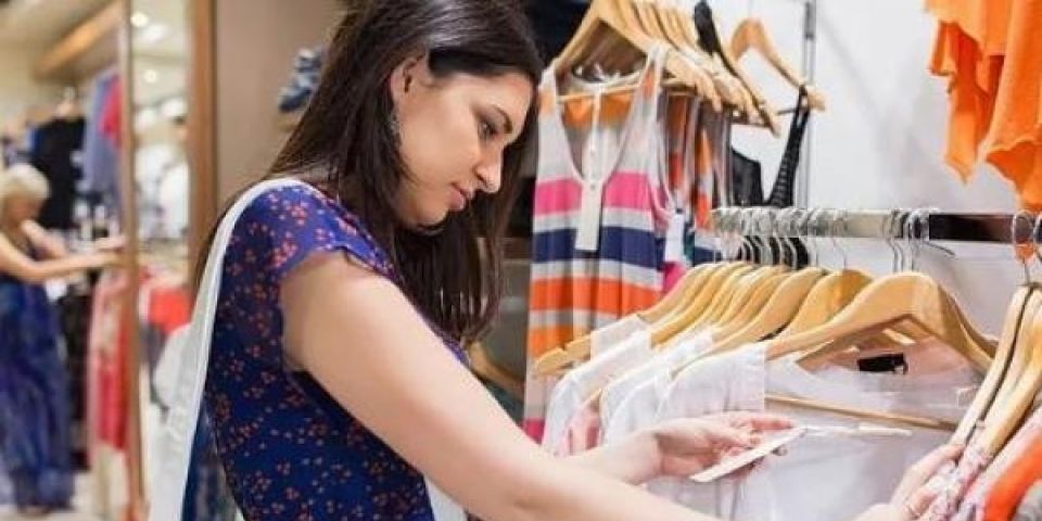 47% dos consumidores devem passar o Réveillon com roupa nova, mostra levantamento da CNDL/SPC Brasil