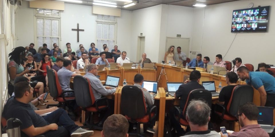 Vereadores camaquenses aprovam 17 projetos após sete horas de sessão