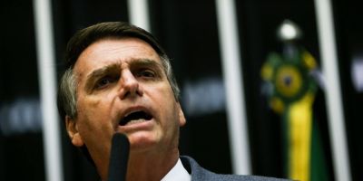 Bolsonaro diz que usará decreto para conceder posse de arma