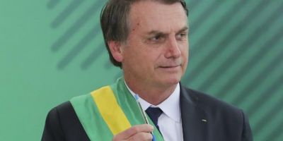 Bolsonaro assina decreto que fixa salário mínimo em R$ 998 em 2019