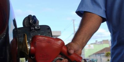 Gasolina vendida nas refinarias está mais barata hoje