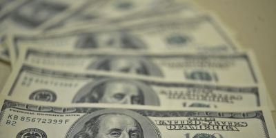 Pela primeira vez no ano, dólar fecha em alta e Bolsa, em queda