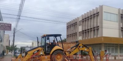 Camaquã: tubulação de canos da R. Bento Gonçalves está em manutenção
