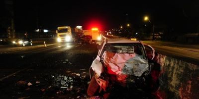 Motorista morre após carro trafegar na contramão e bater em caminhão na BR-116