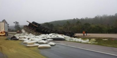Tapes - acidente com três carretas e um micro-ônibus de Dom Feliciano deixa uma pessoa morta na BR-116, Km 354