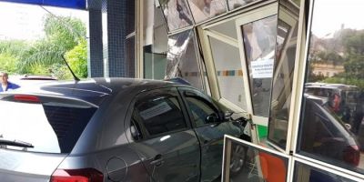  Carro invade recepção do Hospital da Criança Santo Antônio, em Porto Alegre