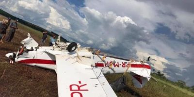 Bombeiros resgatam corpo de vítima de acidente com avião agrícola, no interior do RS