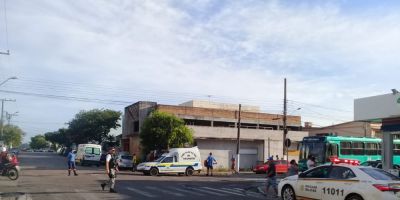 Acidente entre moto e táxi deixa motociclista ferido no centro de Camaquã