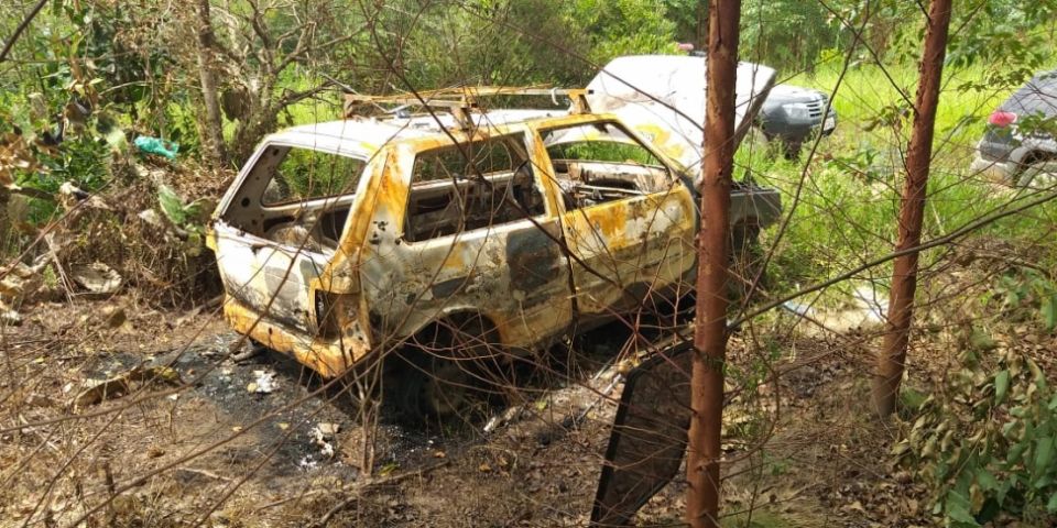 Carro roubado durante assalto na Granja Emília é localizado queimado na Capelinha Santo Antônio