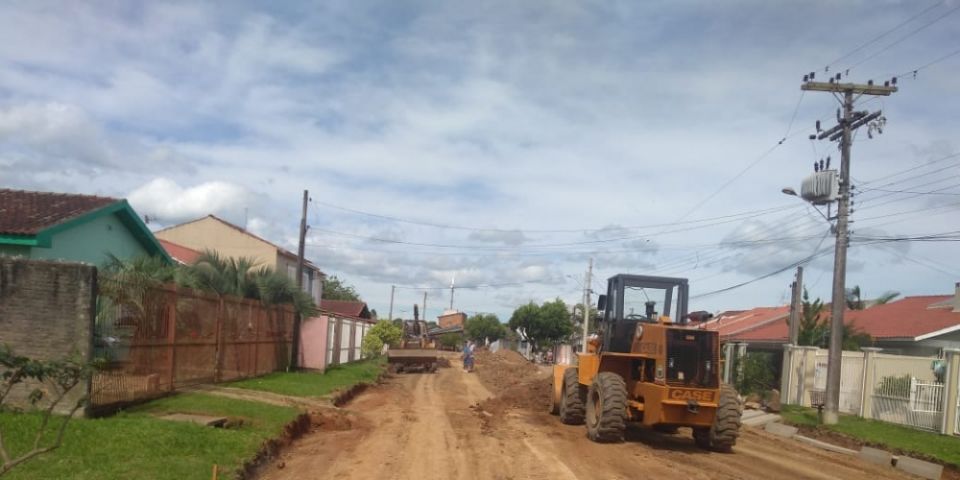 Começam as obras de pavimentação da Rua Dona Cassina, no bairro Olaria em Camaquã