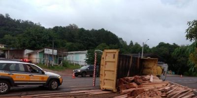 Caminhão carregado de madeiras tomba na RS-020, em Gravataí