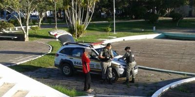 Camaquã - durante operação na praça Zeca Netto, POE apreende maconha e lavra TC aos usuários