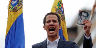 Guaidó faz juramento e diz ser presidente em exercício da Venezuela