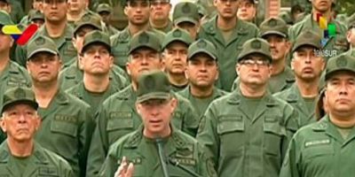 Militares juram lealdade a Maduro e rechaçam "ingerência externa"