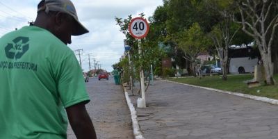 Praça do Alvorada recebe limpeza em Camaquã