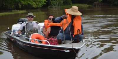 Pessoas são retiradas da Ilha Santo Antônio, no interior de Camaquã