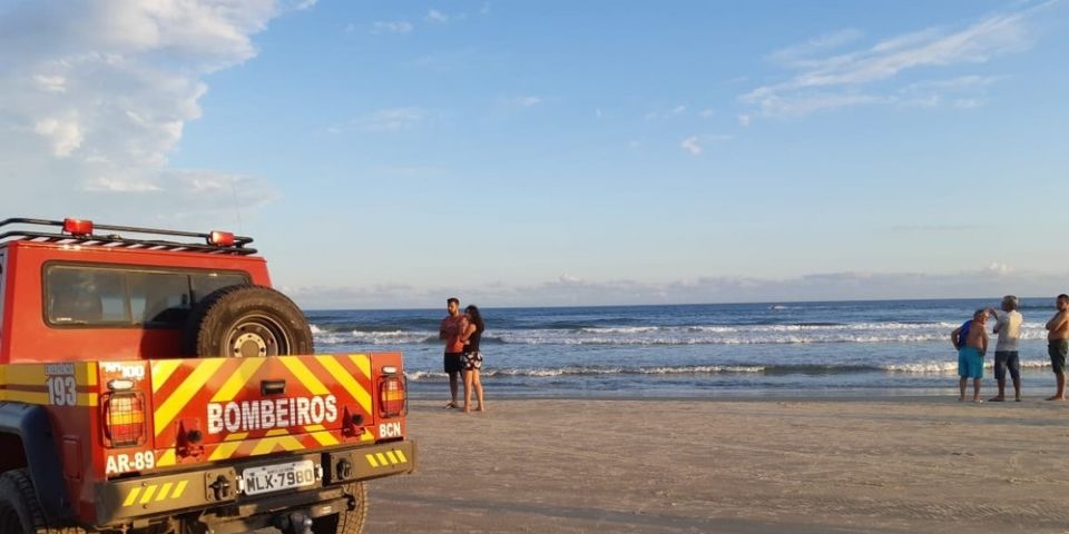 Bombeiros buscam por adolescente gaúcho desaparecido em praia de SC