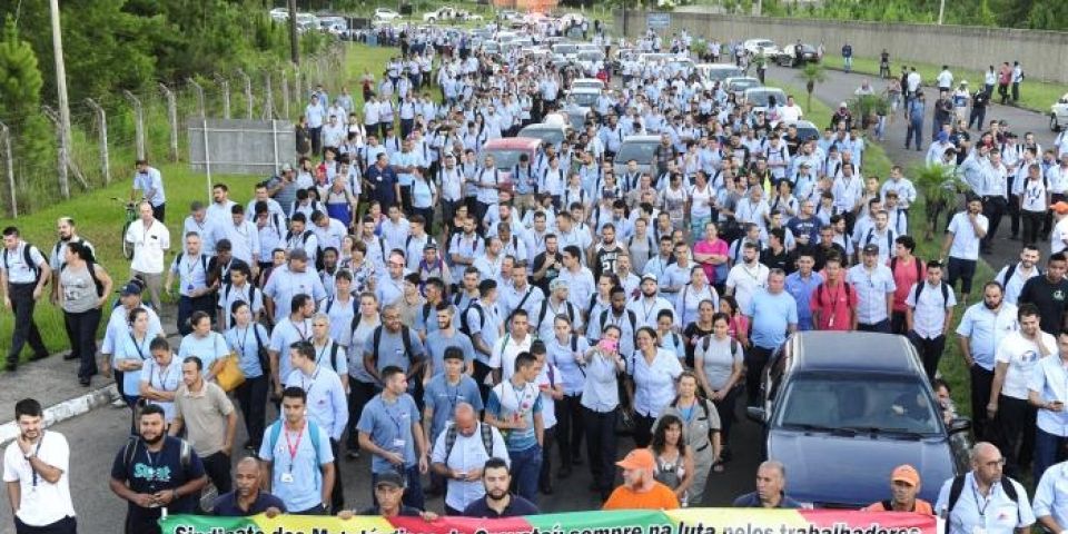 Funcionários fazem manifestação em frente à GM e rejeitam propostas da empresa