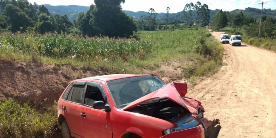 FOTOS: acidente entre dois veículos deixa pessoa ferida no interior de Camaquã