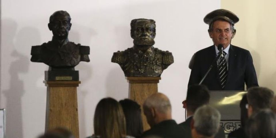 Bolsonaro formaliza Major Vitor Hugo como líder do governo na Câmara