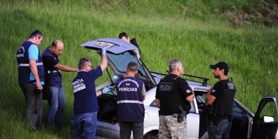 Cadeirante é encontrado morto por tiros em carro acidentado na freeway