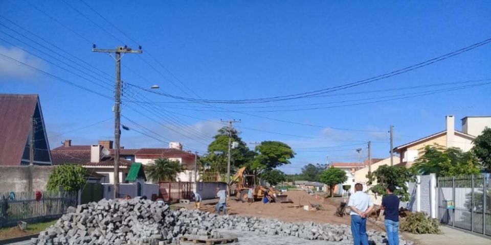 BLOG TV: prefeito Ivo e vereador Vinícios visitam obras de pavimentação da Rua Dona Cassina