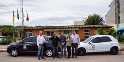 Prefeitura de Chuvisca recebe dois novos veículos