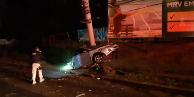 Homem morre ao colidir carro em poste na BR-116 em Canoas