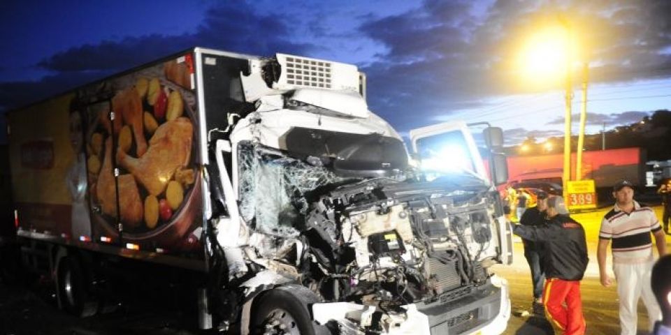 Acidente envolvendo cinco caminhões bloqueia a BR-116 em Novo Hamburgo
